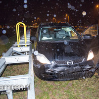 Auto tegen vangrail op de N50