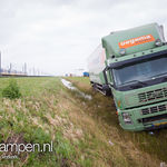 Vrachtwagen in de sloot op de N50 bij Zalk