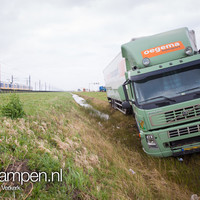 Vrachtwagen in de sloot op de N50 bij Zalk
