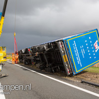 Gekantelde vrachtwagen op N50 bij Kampen geborgen