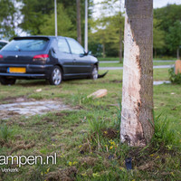 Automobilist van de weg bij rotonde Flevoweg Kampen