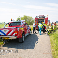 Man met scootmobiel in het water naast de N50