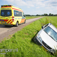 Auto van de weg op de Polweg bij Kamperveen/Wezep