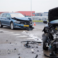 Frontale aanrijding Haatlandhaven Kampen: 1 gewonde