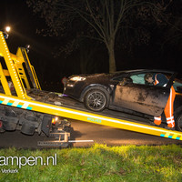 Auto over de kop door tegenligger Veilingweg IJsselmuiden