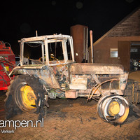 Tractor uitgebrand bij boerderij aan De Belten bij Zalk